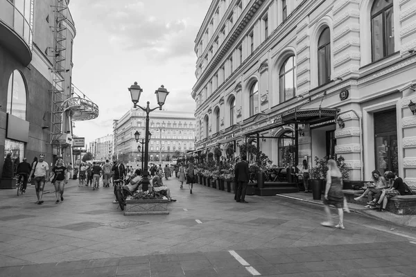 Moskou Rusland Augustus 2017 Mensen Gaan Langs Nikolskaya Straat Een — Stockfoto