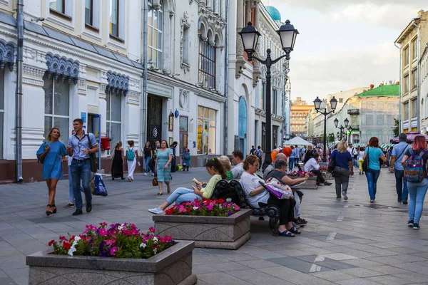 Москва Россия Августа 2017 Года Люди Идут Никольской Улице Одной — стоковое фото