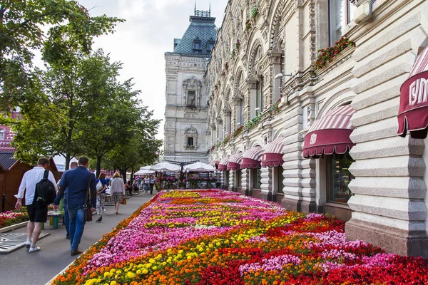 Moscú Rusia Agosto 2017 Varias Flores Plantan Césped Decorativo Plaza — Foto de Stock