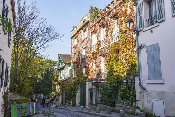 フランス 2017 秋の風景 スタイリッシュな美しい住宅がモンマルトルの丘に通りの建築複合体を作る — ストック写真
