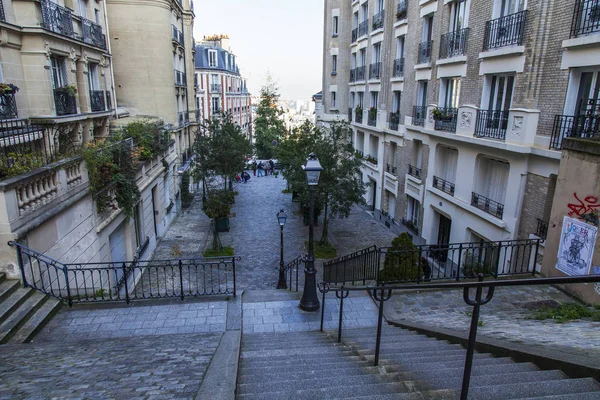 フランス 2017 モンマルトルの丘の斜面にはしごをかけて絵のような通りは 市のこの地区の典型的です — ストック写真