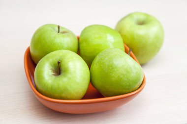 Bir tablo üzerinde taze yeşil elma