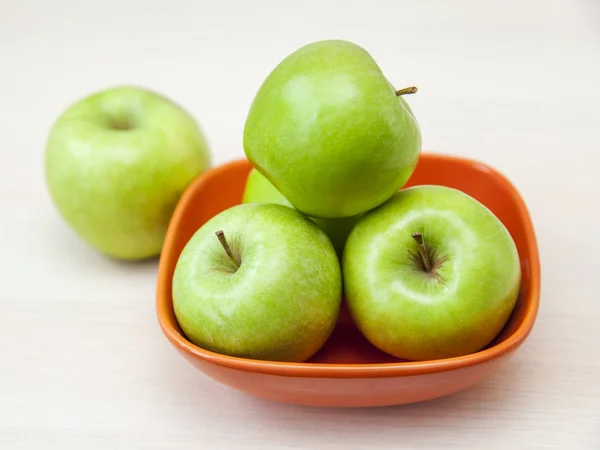 Färska Gröna Äpplen Ett Bord — Stockfoto