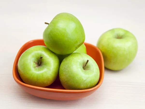 Färska Gröna Äpplen Ett Bord — Stockfoto