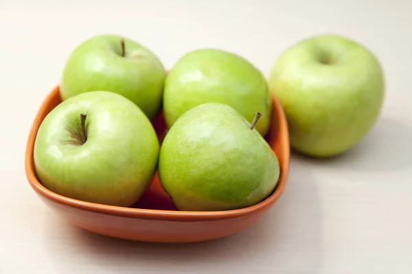 Färska Gröna Äpplen Ett Bord — Stockfoto