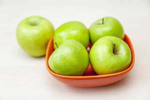 Frische Grüne Äpfel Auf Einem Tisch — Stockfoto