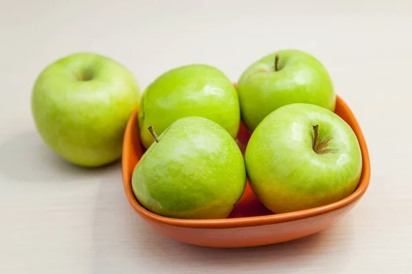 Färska Gröna Äpplen Ett Bord — Stockfoto