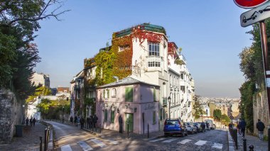 Paris, Fransa, üzerinde 30 Ekim 2017. Sonbahar şehir manzarası. Montmartre sokakta bir mimari kompleks şık güzel evler yapmak. 