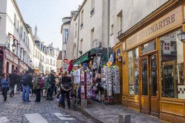 Paris, Fransa, üzerinde 30 Ekim 2017. Sonbahar şehir manzarası. Montmartre sokakta bir mimari kompleks şık güzel evler yapmak. 