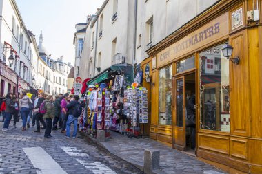 Paris, Fransa, üzerinde 30 Ekim 2017. Sonbahar şehir manzarası. Montmartre sokakta bir mimari kompleks şık güzel evler yapmak. 