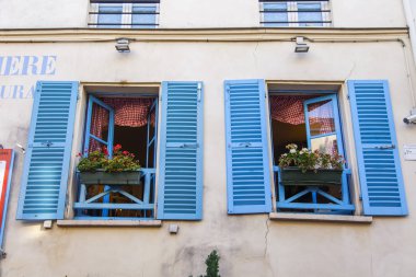 Paris, Fransa, üzerinde 30 Ekim 2017. Şehir sokak ve tipik mimari parçalar şehir merkezinde evlerin bilir. Bina cephe parçası