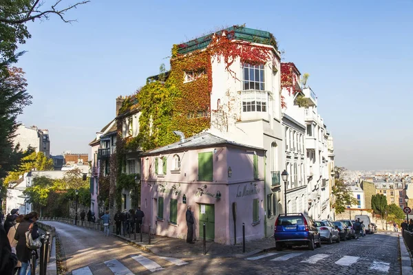 フランス 2017 秋の風景 スタイリッシュな美しい住宅がモンマルトルの丘に通りの建築複合体を作る — ストック写真