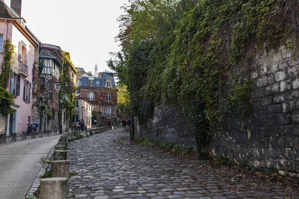 フランス 2017 秋の風景 スタイリッシュな美しい住宅がモンマルトルの丘に通りの建築複合体を作る — ストック写真