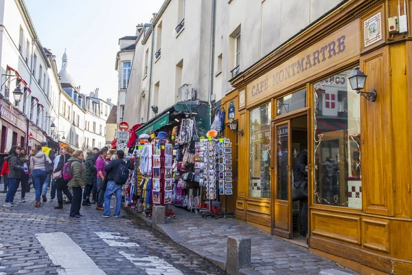 Paris, Fransa, üzerinde 30 Ekim 2017. Sonbahar şehir manzarası. Montmartre sokakta bir mimari kompleks şık güzel evler yapmak. 