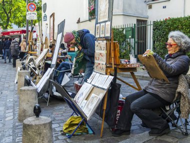 Paris, Fransa, üzerinde 30 Ekim 2017. Sanatçıların Montmartre üzerinde çizmek ve turistlere işleri teklif