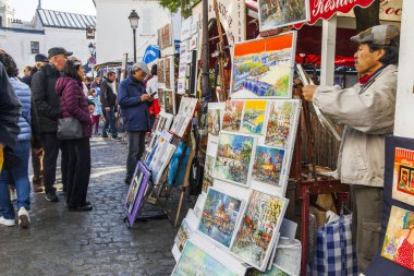 Paris, Fransa, üzerinde 30 Ekim 2017. Sanatçıların Montmartre üzerinde çizmek ve turistlere işleri teklif