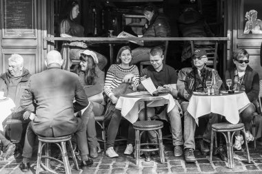 Paris, Fransa, üzerinde 30 Ekim 2017. Küçük geleneksel kafe Momartr üzerinde ziyaretçi bekliyor.