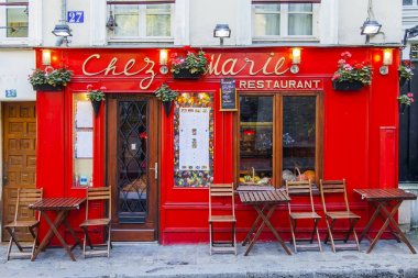 Paris, Fransa, üzerinde 30 Ekim 2017. Küçük geleneksel kafe Momartr üzerinde ziyaretçi bekliyor.