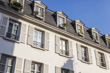Paris, Fransa, üzerinde 30 Ekim 2017. Şehir sokak ve tipik mimari parçalar şehir merkezinde evlerin bilir. Bina cephe parçası