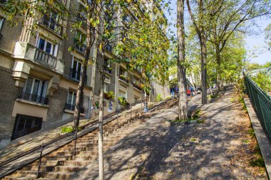 Paris, Fransa, üzerinde 30 Ekim 2017. Şehrin bu bölgesi için tipik bir Montmartre yamacında bir merdiven ile pitoresk sokağım