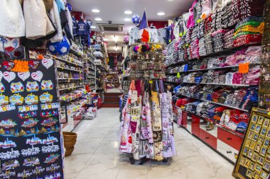 Paris, Fransa, üzerinde 30 Ekim 2017. Çeşitli Hediyelik eşya ile simgecilik şehrin güzel gösteri-üzerinde bir pencere Shop koyulur. 