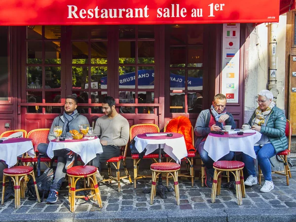 Paris França Outubro 2017 Pequeno Café Tradicional Momartr Espera Visitantes — Fotografia de Stock