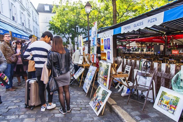 在2017年10月30日 艺术家画在蒙马特 并提供作品给游客 — 图库照片