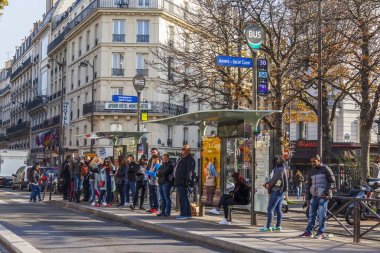 Paris, Fransa, üzerinde 30 Ekim 2017. İnsanlar sokakta şehir merkezinde bir durakta otobüs beklemek