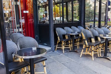 Paris, Fransa, üzerinde 30 Ekim 2017. Geleneksel sokak kafe küçük tablolar ziyaretçi bekliyoruz. 