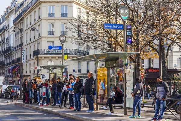Париж Франція Жовтня 2017 Року Люди Чекати Автобуса Зупинці Вулиці — стокове фото