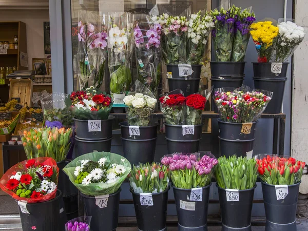 フランス 2017 花の様々 な花束がショップの通りショー ウィンドウに表示されます — ストック写真