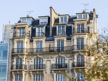 Paris, Fransa, üzerinde 30 Ekim 2017. Şehir sokak ve tipik mimari parçalar şehir merkezinde evlerin bilir. Bina cephe parçası, tipik Paris mansards