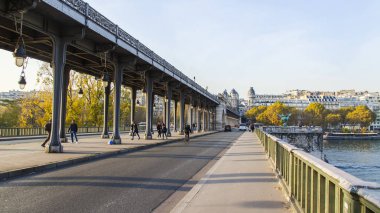  Paris, Fransa, üzerinde 30 Ekim 2017. Sonbahar şehir manzarası. Günbatımı güneş ışıkları t iki düzeyli Pont de Bir-Hakeim Köprüsü