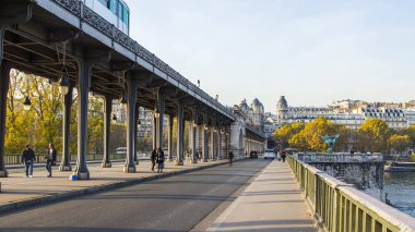  Paris, Fransa, üzerinde 30 Ekim 2017. Sonbahar şehir manzarası. Günbatımı güneş ışıkları t iki düzeyli Pont de Bir-Hakeim Köprüsü