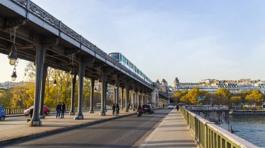  Paris, Fransa, üzerinde 30 Ekim 2017. Sonbahar şehir manzarası. Günbatımı güneş ışıkları t iki düzeyli Pont de Bir-Hakeim Köprüsü