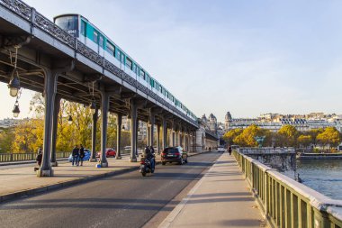  Paris, Fransa, üzerinde 30 Ekim 2017. Sonbahar şehir manzarası. Günbatımı güneş ışıkları t iki düzeyli Pont de Bir-Hakeim Köprüsü