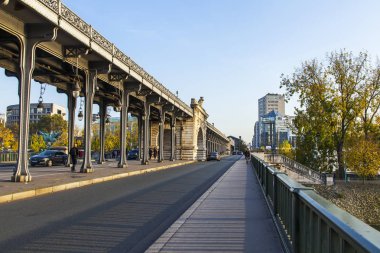  Paris, Fransa, üzerinde 30 Ekim 2017. Sonbahar şehir manzarası. Günbatımı güneş ışıkları t iki düzeyli Pont de Bir-Hakeim Köprüsü