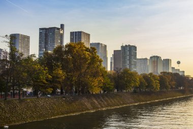 Paris, Fransa, üzerinde 30 Ekim 2017. Sonbahar şehir manzarası. Gün batımı Seine Nehri ve onun bentleri bilir. Modern multystoried karaya evler