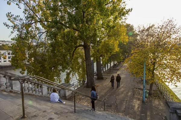 Paris Frankrike Oktober 2017 Höstlandskap Staden Solnedgången Solen Lyser Floden — Stockfoto