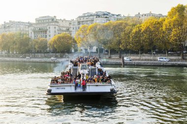  Paris, Fransa, üzerinde 30 Ekim 2017. Sonbahar şehir manzarası. Gün batımı Seine Nehri ve onun bentleri bilir. Nehirden aşağı yürüme gemi yüzer