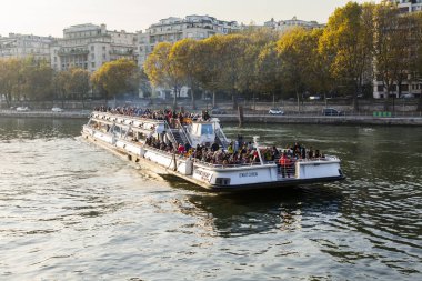  Paris, Fransa, üzerinde 30 Ekim 2017. Sonbahar şehir manzarası. Gün batımı Seine Nehri ve onun bentleri bilir. Nehirden aşağı yürüme gemi yüzer