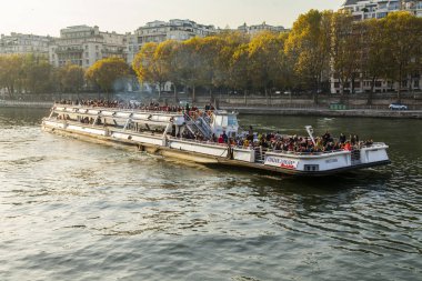  Paris, Fransa, üzerinde 30 Ekim 2017. Sonbahar şehir manzarası. Gün batımı Seine Nehri ve onun bentleri bilir. Nehirden aşağı yürüme gemi yüzer