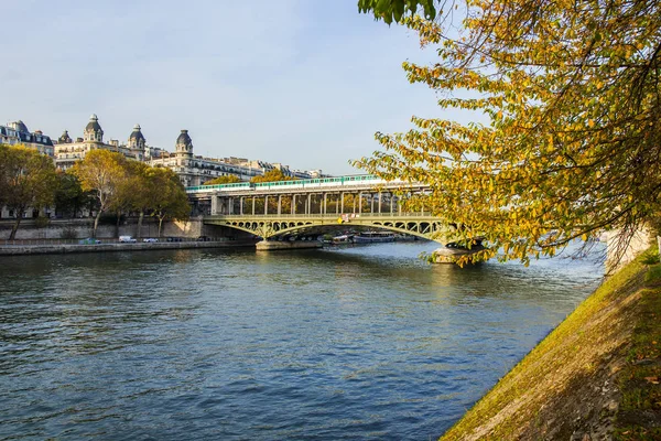 Paris Frankrike Oktober 2017 Höstlandskap Staden Solnedgången Solen Lyser Floden — Stockfoto