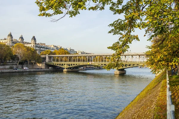 Paris Frankrike Oktober 2017 Höstlandskap Staden Solnedgången Solen Lyser Floden — Stockfoto