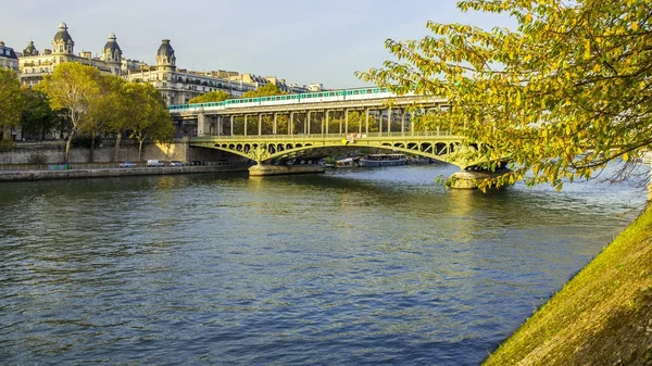 Paris Frankrike Oktober 2017 Höstlandskap Staden Solnedgången Solen Lyser Floden — Stockfoto