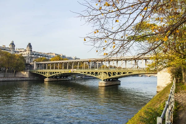 Paris Frankrike Oktober 2017 Höstlandskap Staden Solnedgången Solen Lyser Floden — Stockfoto