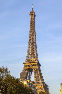 Paris, Fransa, üzerinde 30 Ekim 2017. Gün batımı Eyfel Kulesi arka planı gökyüzünün bir parçası bilir. Bu görüş bir şehir simgesi olduğunu