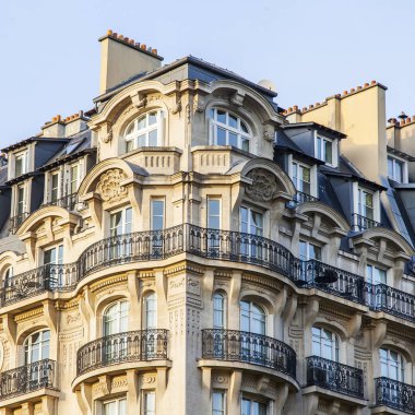 Paris, Fransa, üzerinde 30 Ekim 2017. Şehir sokak ve tipik mimari parçalar şehir merkezinde evlerin bilir. Bina cephe parçası, tipik Paris mansards