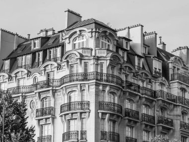 Paris, Fransa, üzerinde 30 Ekim 2017. Şehir sokak ve tipik mimari parçalar şehir merkezinde evlerin bilir. Bina cephe parçası, tipik Paris mansards
