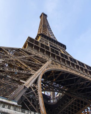 Paris, Fransa, üzerinde 30 Ekim 2017. Gün batımı Eyfel Kulesi arka planı gökyüzünün bir parçası bilir. Bu görüş bir şehir simgesi olduğunu